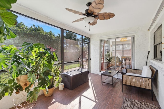 sunroom with ceiling fan