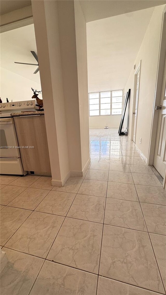 dining space with ceiling fan