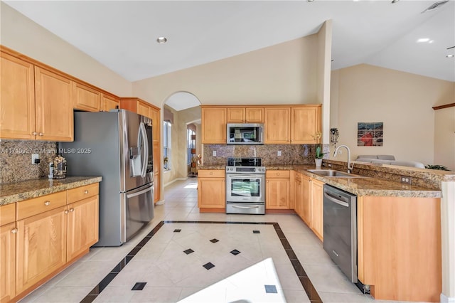 kitchen featuring sink, light brown cabinets, stainless steel appliances, kitchen peninsula, and light tile patterned floors