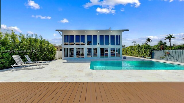 view of swimming pool featuring a patio