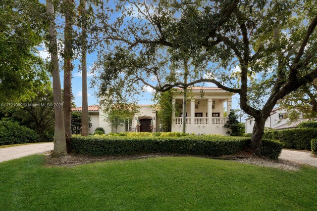 view of front of property featuring a front yard