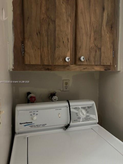 laundry room with cabinets and independent washer and dryer