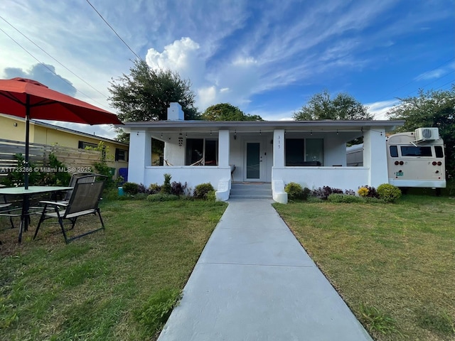 view of front of home featuring a front yard