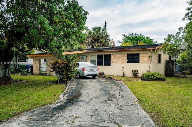 single story home with a front yard