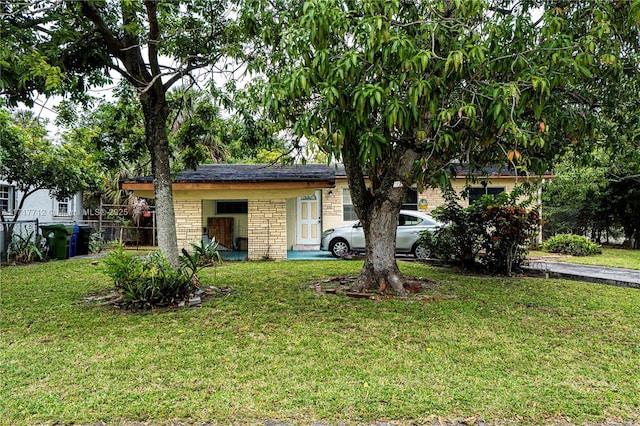 view of front facade with a front yard