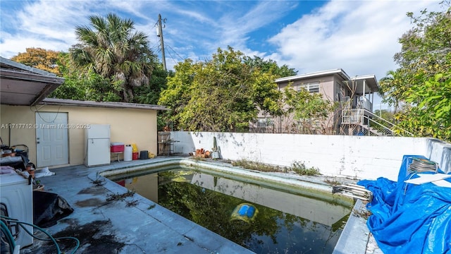 view of swimming pool