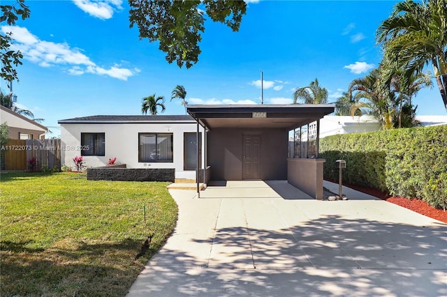 view of front of home featuring a front yard and a carport