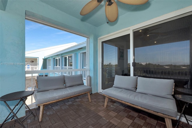 sunroom with ceiling fan