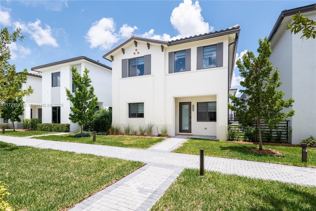 view of front of property featuring a front lawn