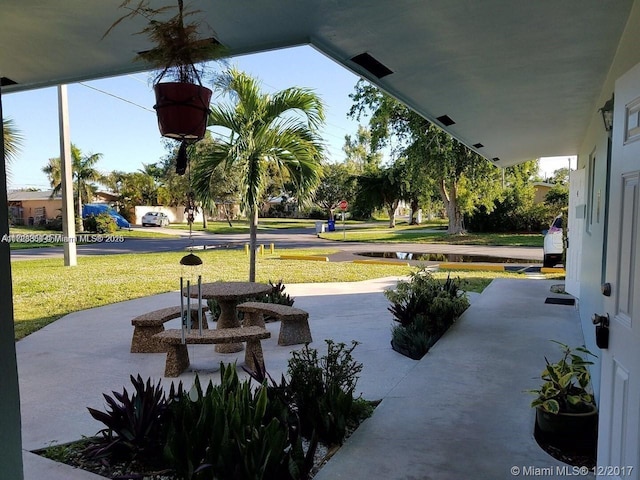 view of home's community featuring a lawn