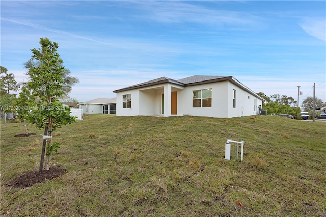 view of front of house featuring a front yard