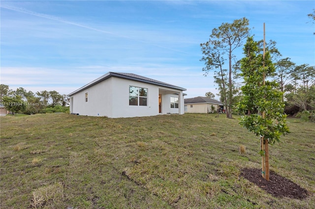 exterior space featuring a lawn