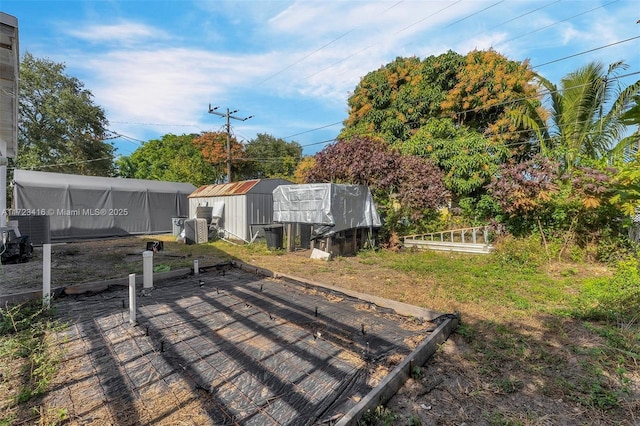 view of yard featuring an outdoor structure