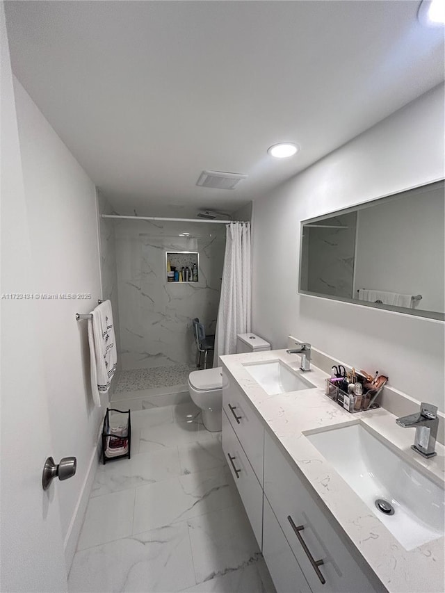 bathroom with a shower with shower curtain, vanity, and toilet