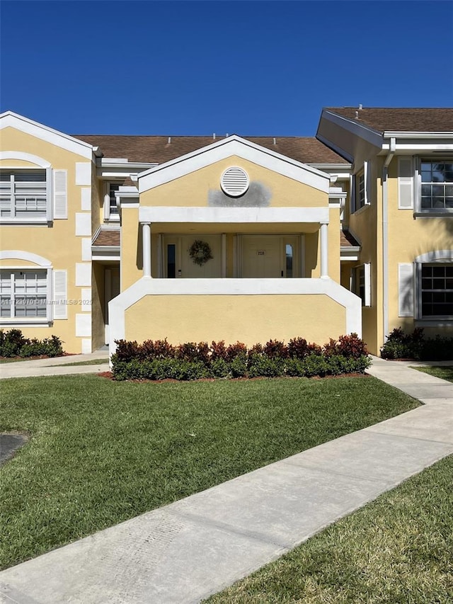 view of front of house featuring a front yard