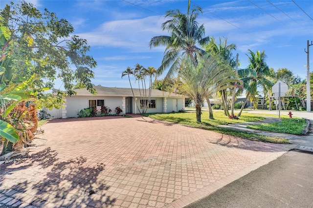 single story home featuring a front yard