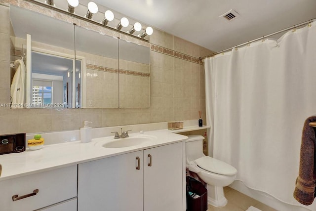 full bathroom with vanity, backsplash, toilet, shower / bathtub combination with curtain, and tile walls