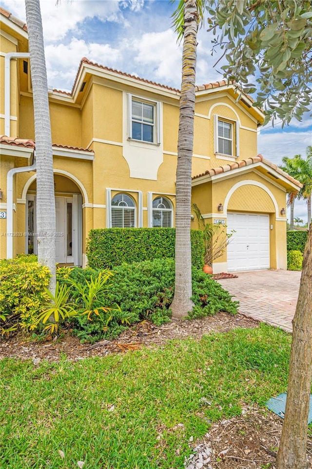 view of front facade featuring a garage