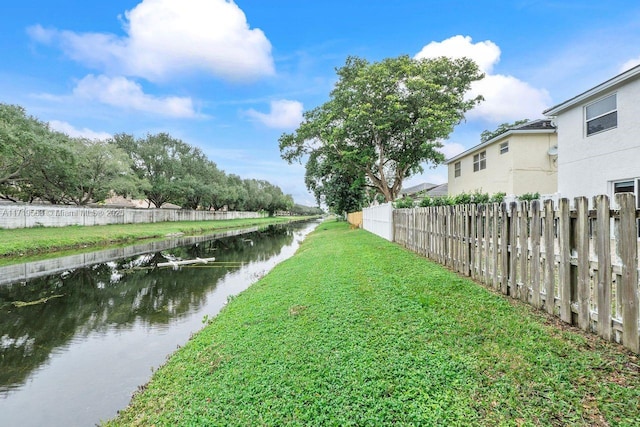 view of yard featuring a water view