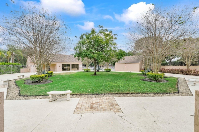 view of front of house featuring a front yard