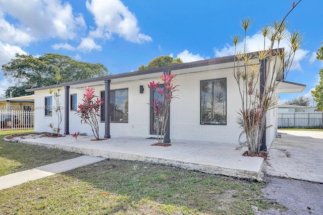 single story home with a front yard