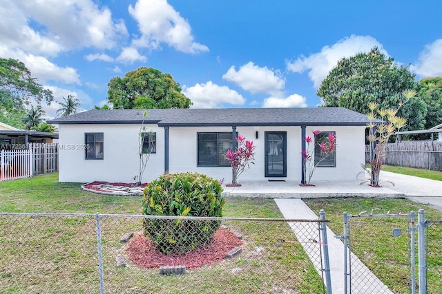 single story home featuring a front lawn