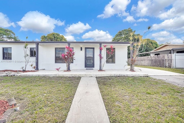 view of front of property featuring a front lawn