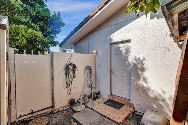 view of exterior entry featuring stucco siding