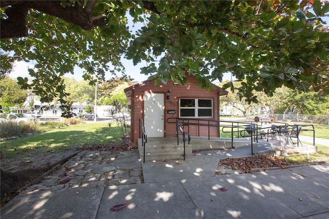 view of front of property with a shed and a front yard