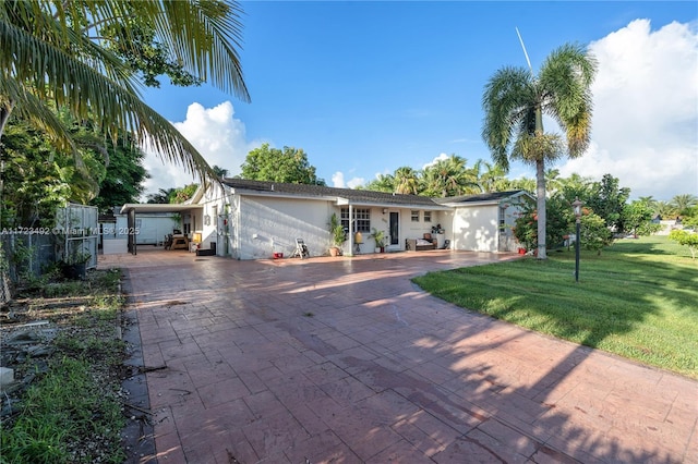 ranch-style home featuring a front lawn