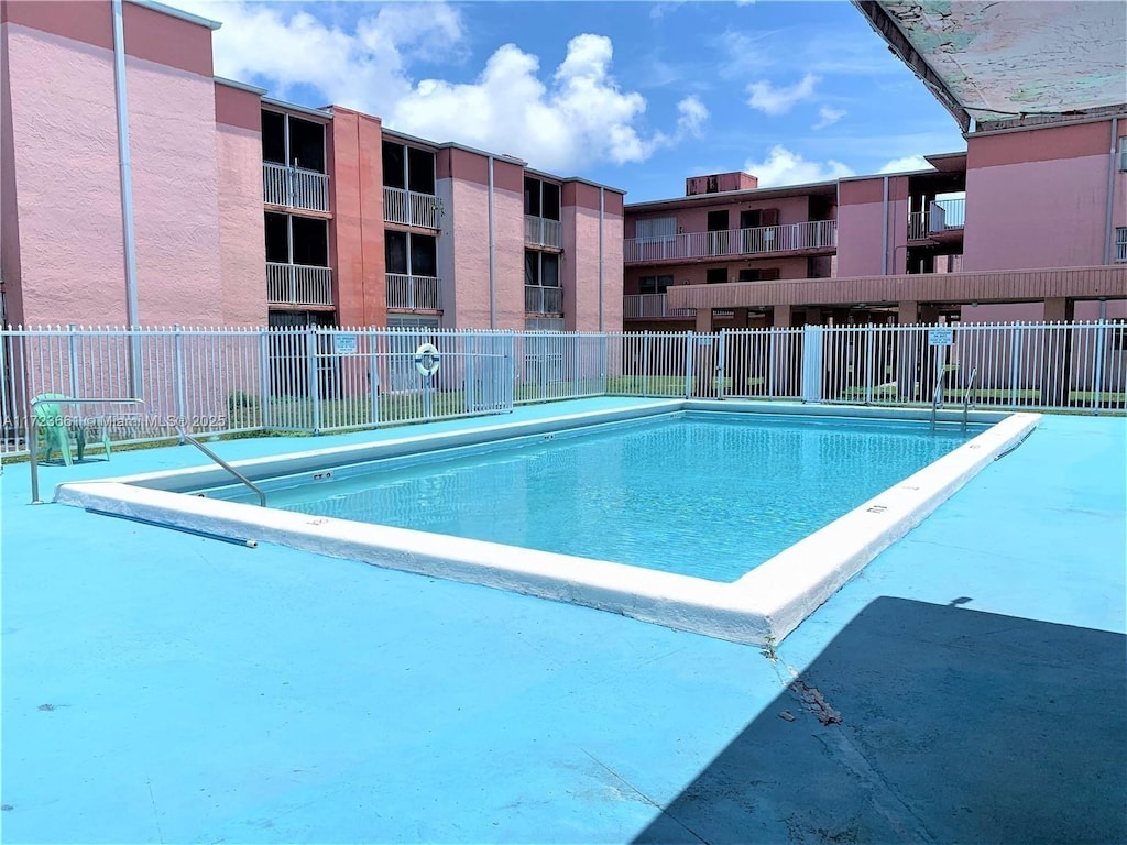 view of swimming pool