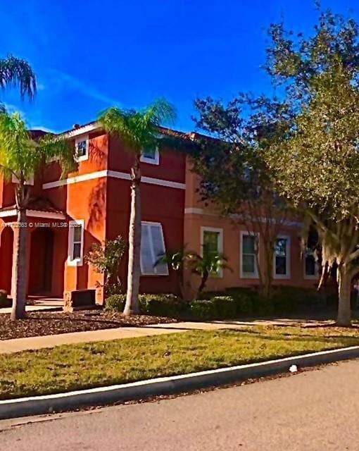 view of front of property with a front yard