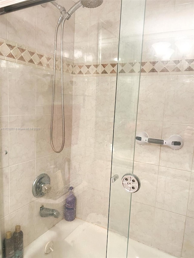 bathroom featuring tiled shower / bath