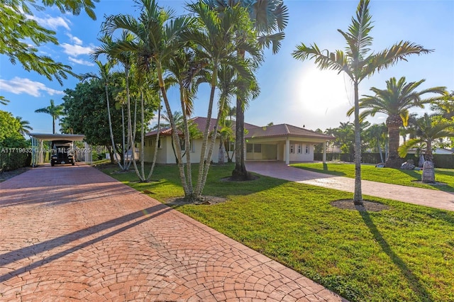 view of front of property featuring a front lawn