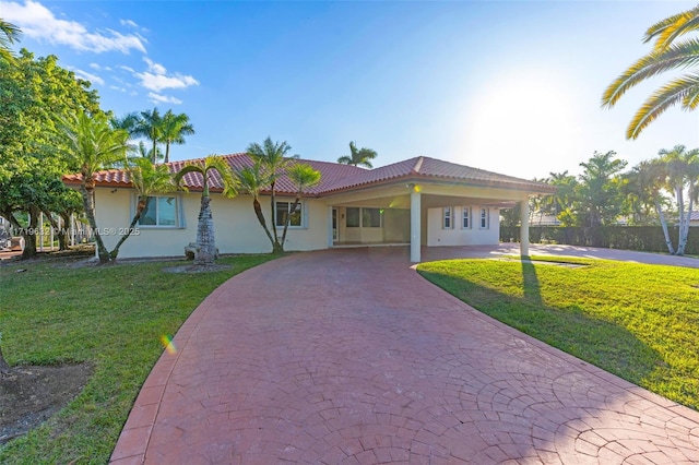 view of front of home featuring a carport and a front lawn