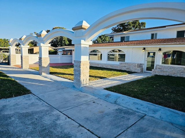 view of front of property featuring a front lawn