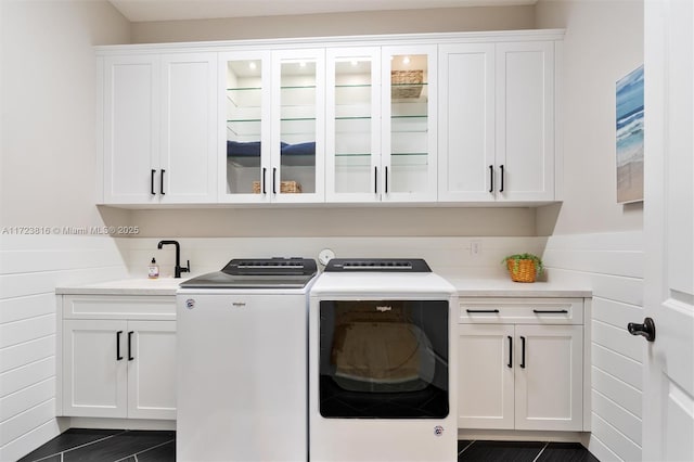 laundry area featuring cabinets, sink, and washing machine and clothes dryer