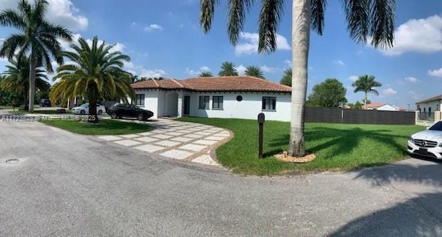 view of front facade with a front yard