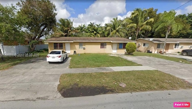 ranch-style house featuring a front lawn