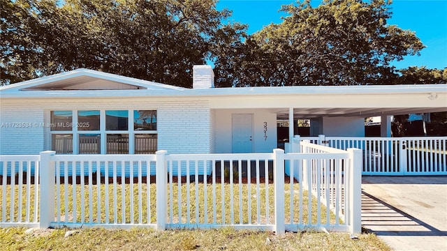 view of front of home featuring a front lawn and a carport