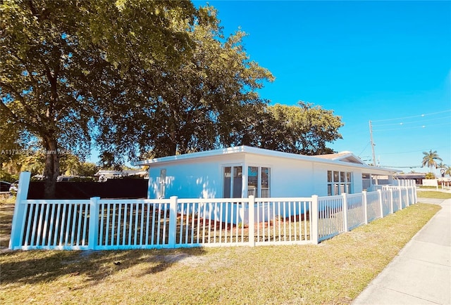 view of front of house featuring a front yard