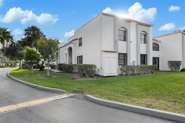 view of front facade with a front yard