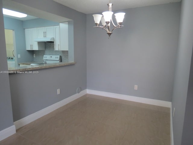 kitchen featuring backsplash, an inviting chandelier, decorative light fixtures, electric range oven, and white cabinetry