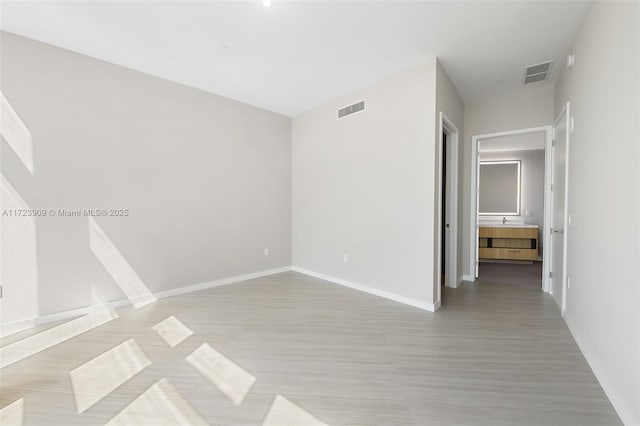 empty room featuring light tile patterned flooring