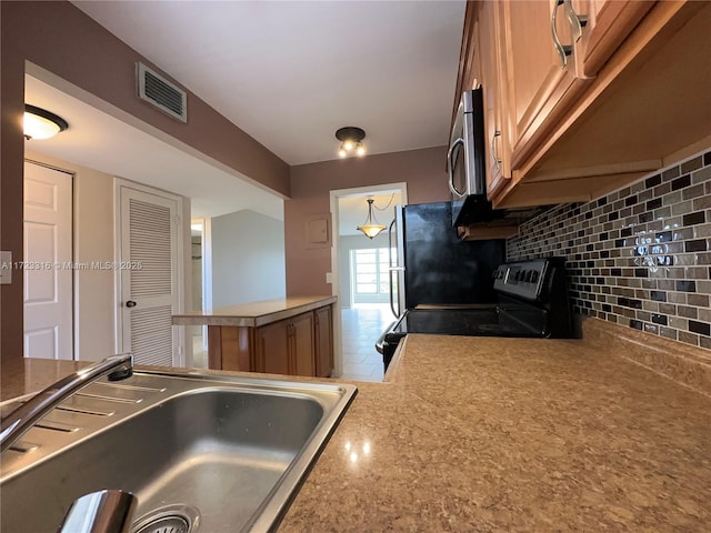 kitchen with backsplash, kitchen peninsula, sink, and black / electric stove