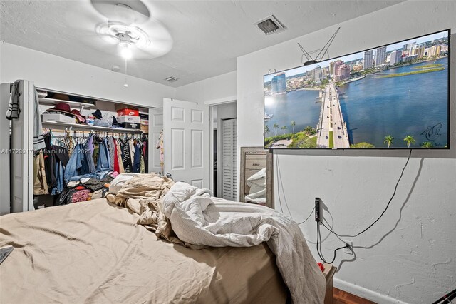 bedroom featuring ceiling fan and a closet