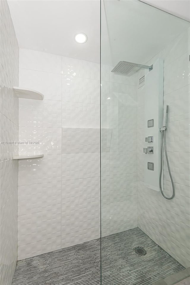 bathroom featuring a tile shower