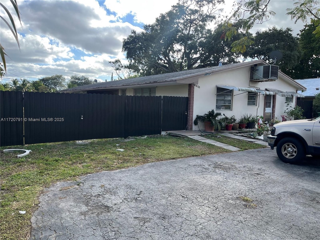 view of front of property featuring a front lawn