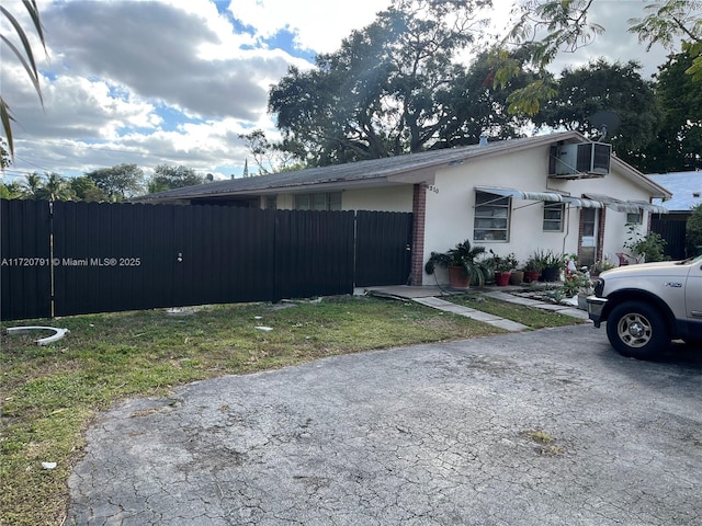 view of front of property featuring a front lawn