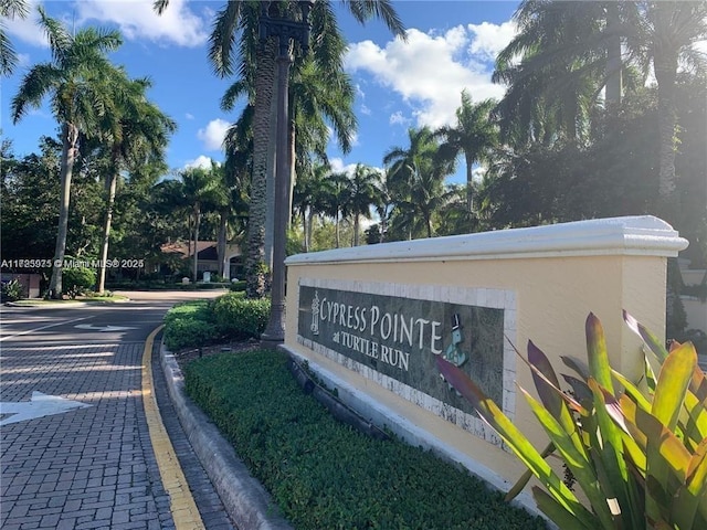 view of community / neighborhood sign